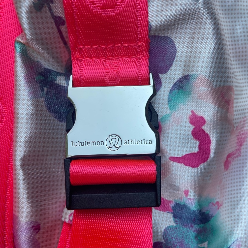 NWT Lululemon Blurred Blossom Namaste Yoga Tote - Picture 3 of 8